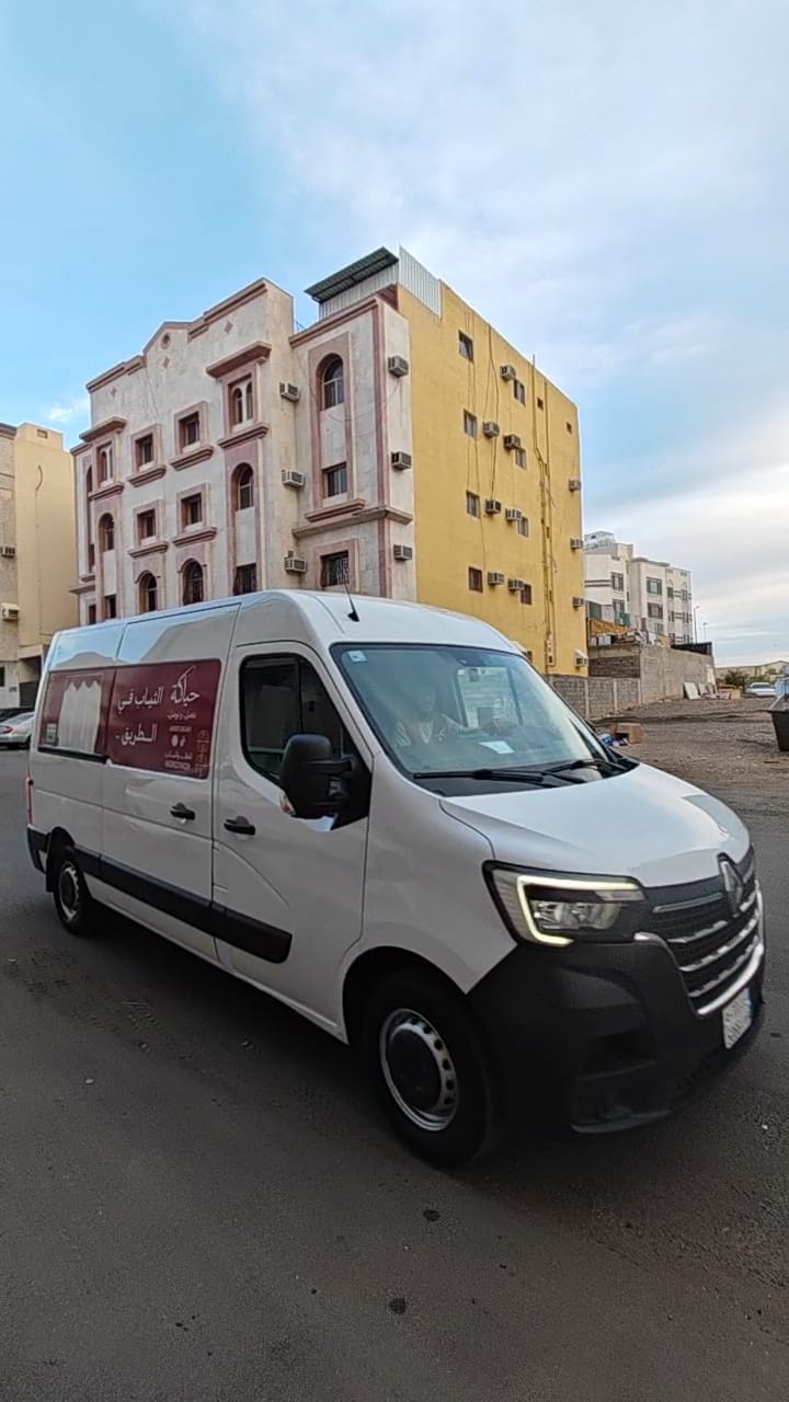 سيارة حياكة أثناء توصيل الطلبات في المدينة المنورة